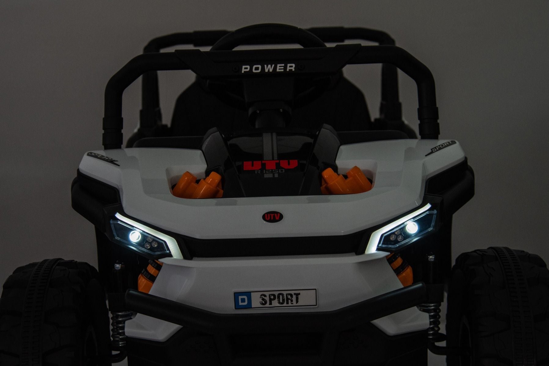 Elektrisches Aufsitzauto UTV Small 12V, weiß, Hinterradantrieb, 12V Batterie, Kunststoffräder, Breiter Doppelsitz für nur ein Kind, 2,4 GHz Fernbedienung, MP3-Player mit USB/SD-Eingang, LED-Leuchten