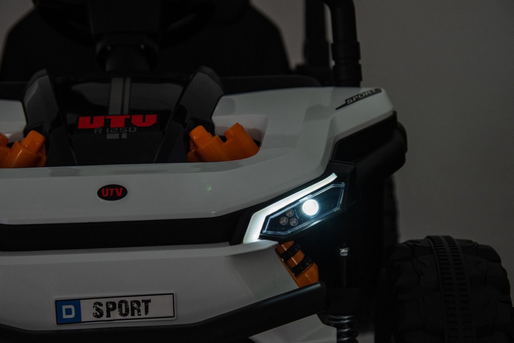 Elektrisches Aufsitzauto UTV Small 12V, weiß, Hinterradantrieb, 12V Batterie, Kunststoffräder, Breiter Doppelsitz für nur ein Kind, 2,4 GHz Fernbedienung, MP3-Player mit USB/SD-Eingang, LED-Leuchten