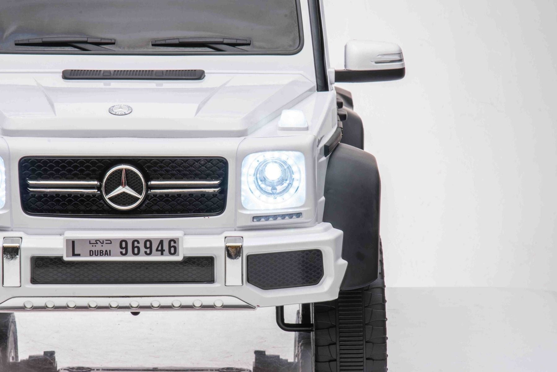 Elektro-Rutschauto Mercedes-Benz G63 AMG 6X6, Einsitzer, Weiß, 6 Räder mit Einzelradaufhängung, Antrieb 2 x 45-W-Motoren, 12V10AH-Batterie, Kunststoffräder und -sitz, Fernbedienung, lizenziert