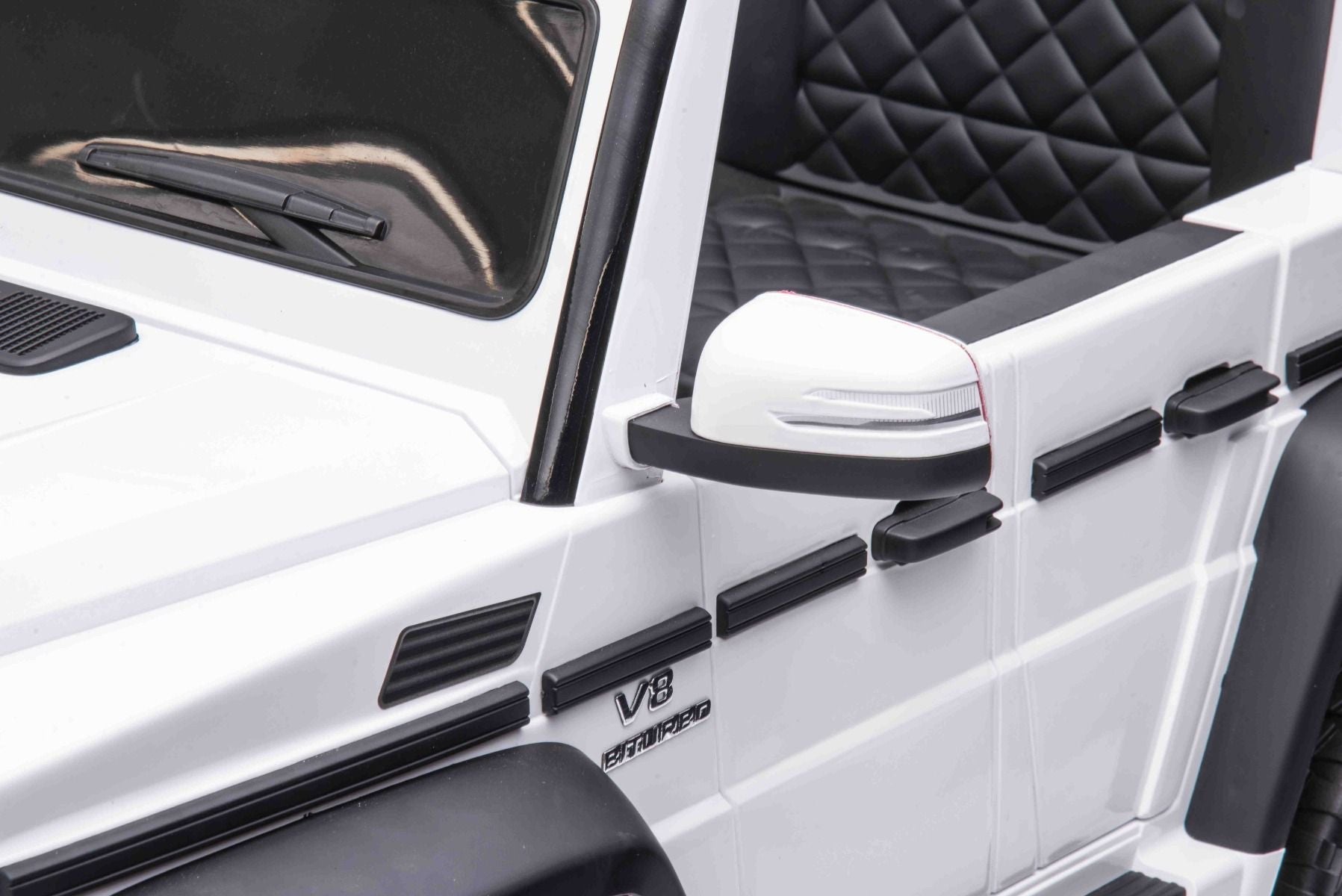 Elektro-Rutschauto Mercedes-Benz G63 AMG 6X6, Einsitzer, Weiß, 6 Räder mit Einzelradaufhängung, Antrieb 2 x 45-W-Motoren, 12V10AH-Batterie, Kunststoffräder und -sitz, Fernbedienung, lizenziert