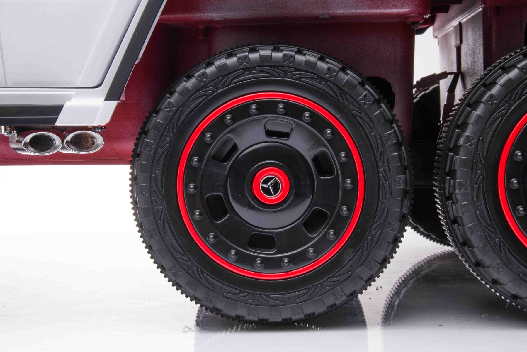 Elektro-Rutschauto Mercedes-Benz G63 AMG 6X6, Einsitzer, Weiß, 6 Räder mit Einzelradaufhängung, Antrieb 2 x 45-W-Motoren, 12V10AH-Batterie, Kunststoffräder und -sitz, Fernbedienung, lizenziert