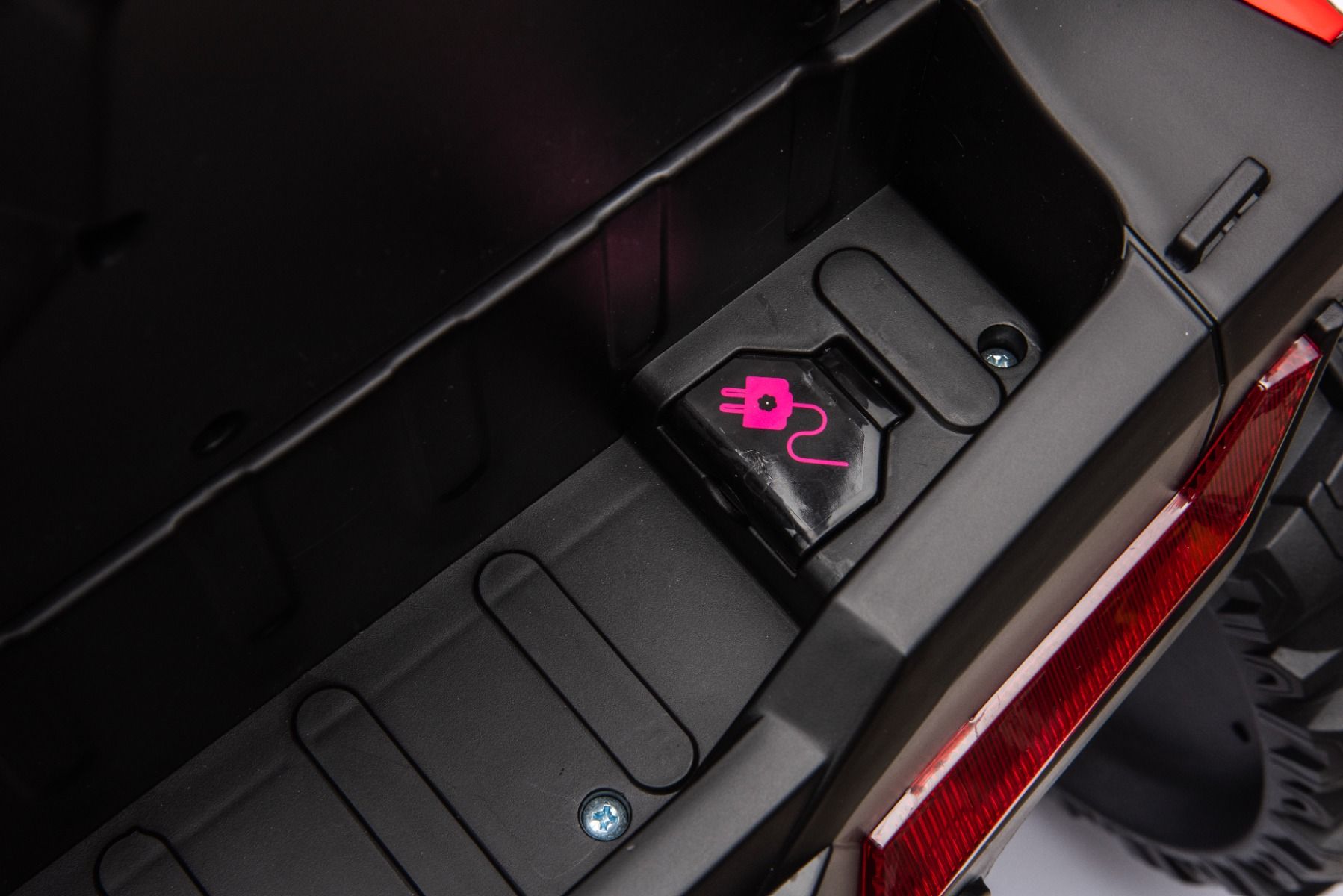 Elektrisches Aufsitzauto UTV Small 12V, rot, Hinterradantrieb, 12V Batterie, Kunststoffräder, Breiter Doppelsitz für nur ein Kind, 2,4 GHz Fernbedienung, MP3-Player mit USB/SD-Eingang, LED-Leuchten