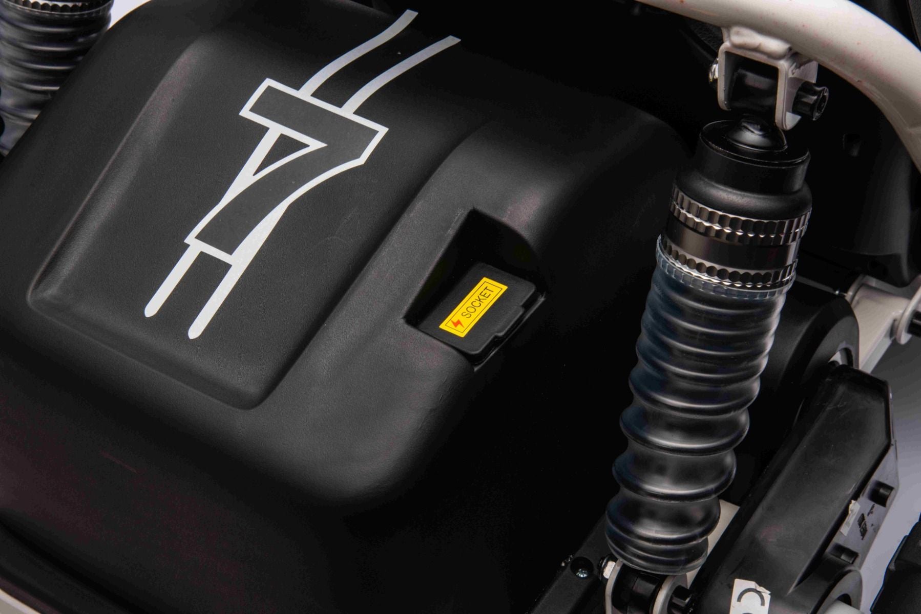 Elektrisches Aufsitz-Sportcart 24V, Weiß, weiche EVA-Räder, Kunstledersitz, sanfte Drift-Räder, 2 x 50W Motor, 24V Akku, massive Metallkonstruktion