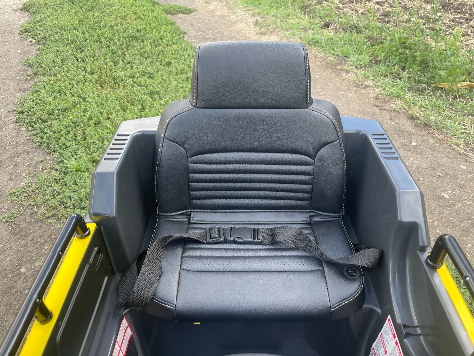 Elektrischer Bagger für Kinder Volvo Excavator 12V mit Baggerschaufel vorne, Einsitzer, gelb, weicher Kunstledersitz, MP3-Player mit USB/TF/AUX-Eingang, Heckantrieb, 2 x 35W Motor, EVA-Räder, 12V/14Ah Akku, lizenziert