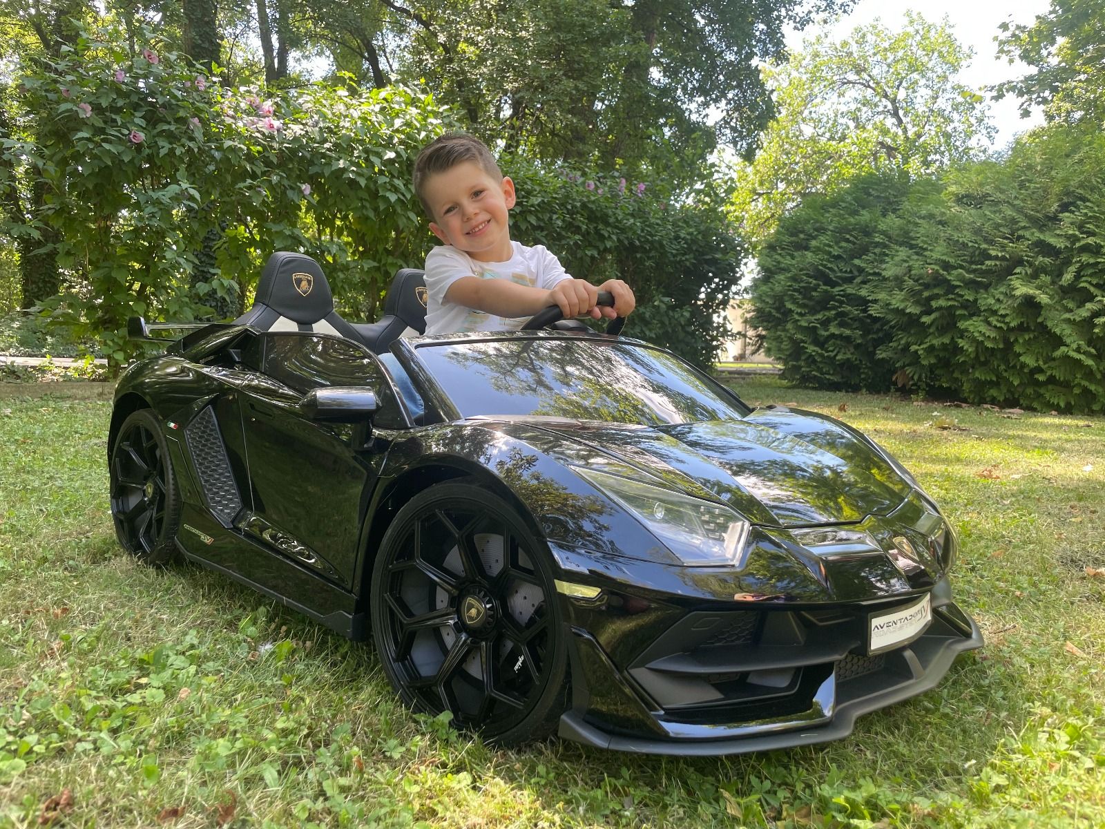 Elektroauto für Kinder Lamborghini Aventador 12V für zwei Benutzer, schwarz, vertikal öffnende Türen, 2 x 12V Motor, 12V Batterie, 2,4 GHz Fernbedienung, weiche EVA-Räder, Federung, Sanftanlauf, MP3-Player mit USB, Original lizenziert