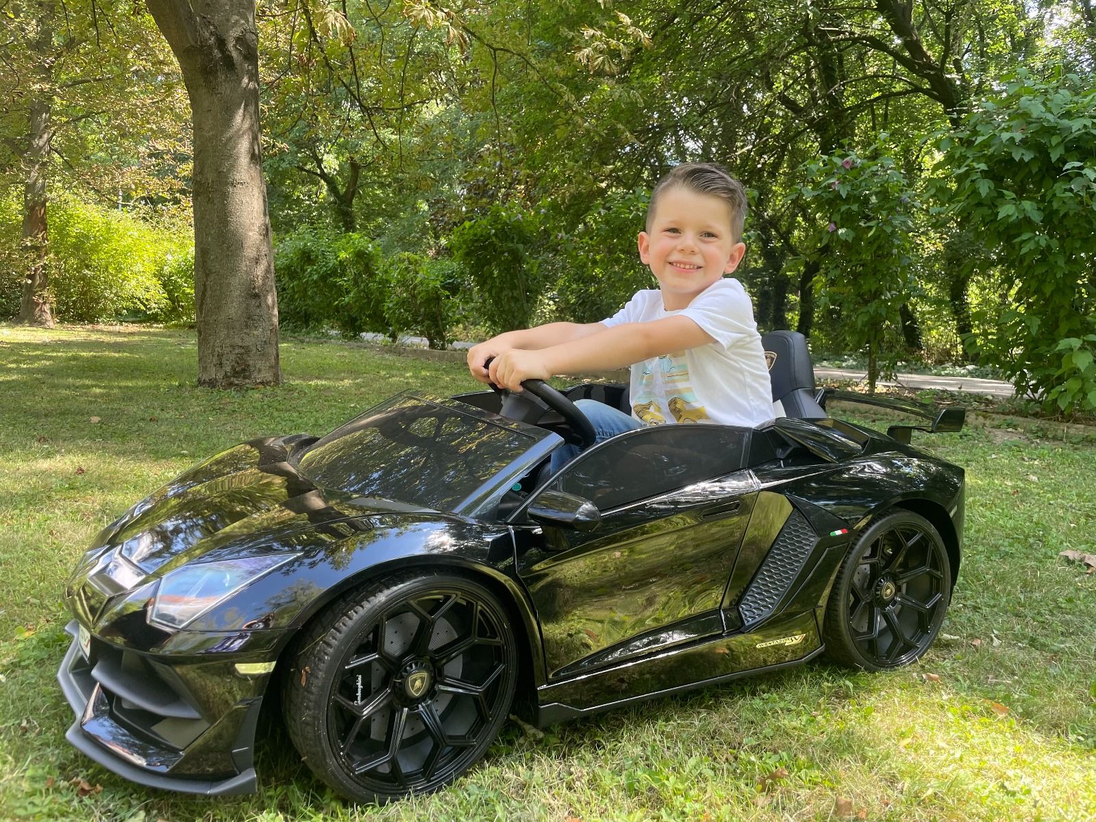Elektroauto für Kinder Lamborghini Aventador 12V für zwei Benutzer, schwarz, vertikal öffnende Türen, 2 x 12V Motor, 12V Batterie, 2,4 GHz Fernbedienung, weiche EVA-Räder, Federung, Sanftanlauf, MP3-Player mit USB, Original lizenziert