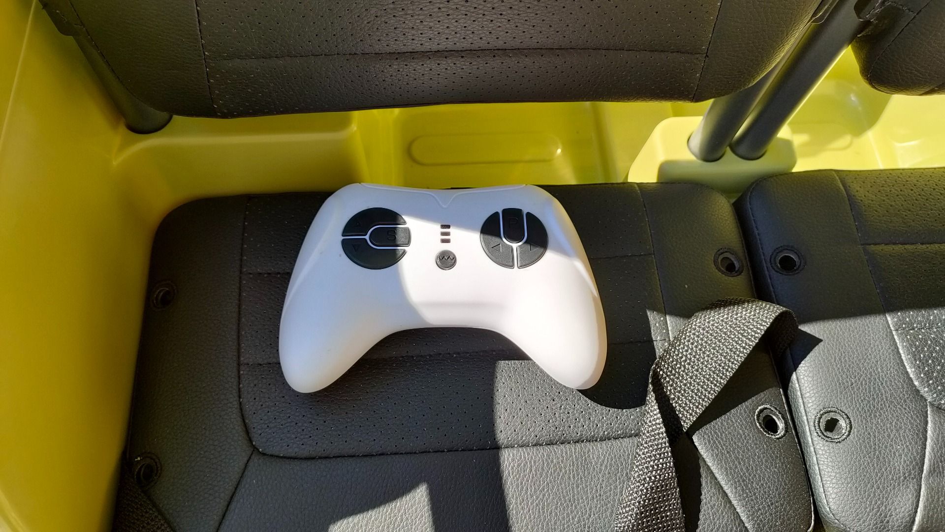 RIRICAR 4x4 Kinder Elektroauto 12V USA Army, 3 sitzer, Elektroauto für Kinder mit 2,4GHz Fernbedienung, MP3/USB/SD, Elektrofahrzeug Kinder ab 3-8 Jahre