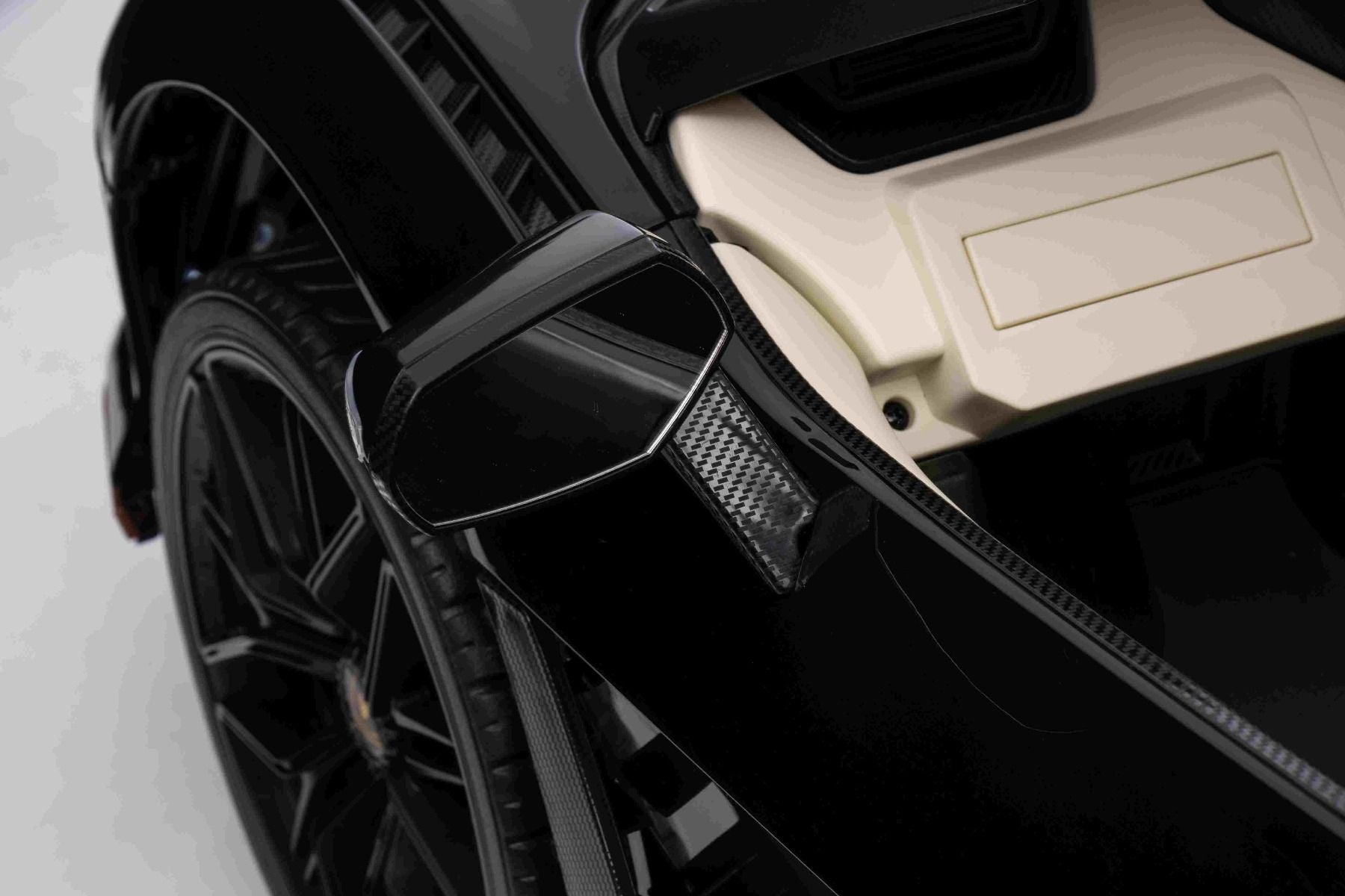 Elektro-Rutschauto Lamborghini Sian 4X4, schwarz, 12 V, 2,4 GHz-Fernbedienung, USB-/AUX-Eingang, Bluetooth, Federung, vertikal öffnende Türen, weiche EVA-Räder, LED-Leuchten, ORIGINAL-Lizenz