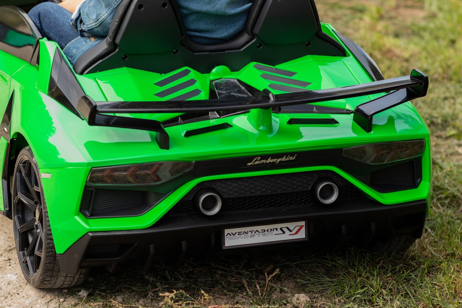 Elektroauto für Kinder Lamborghini Aventador 24V für zwei Benutzer, grün lackiert, MP4-Player, vertikal öffnende Türen, 2 x 45W Motor, 24V Batterie, 2,4 GHz Fernbedienung, weiche EVA-Räder, Federung, Sanftanlauf, originale Lizenz
