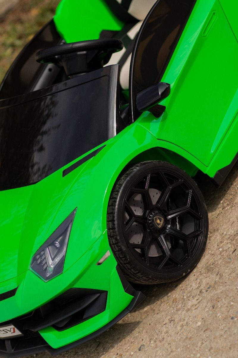Elektroauto für Kinder Lamborghini Aventador 24V für zwei Benutzer, grün lackiert, MP4-Player, vertikal öffnende Türen, 2 x 45W Motor, 24V Batterie, 2,4 GHz Fernbedienung, weiche EVA-Räder, Federung, Sanftanlauf, originale Lizenz