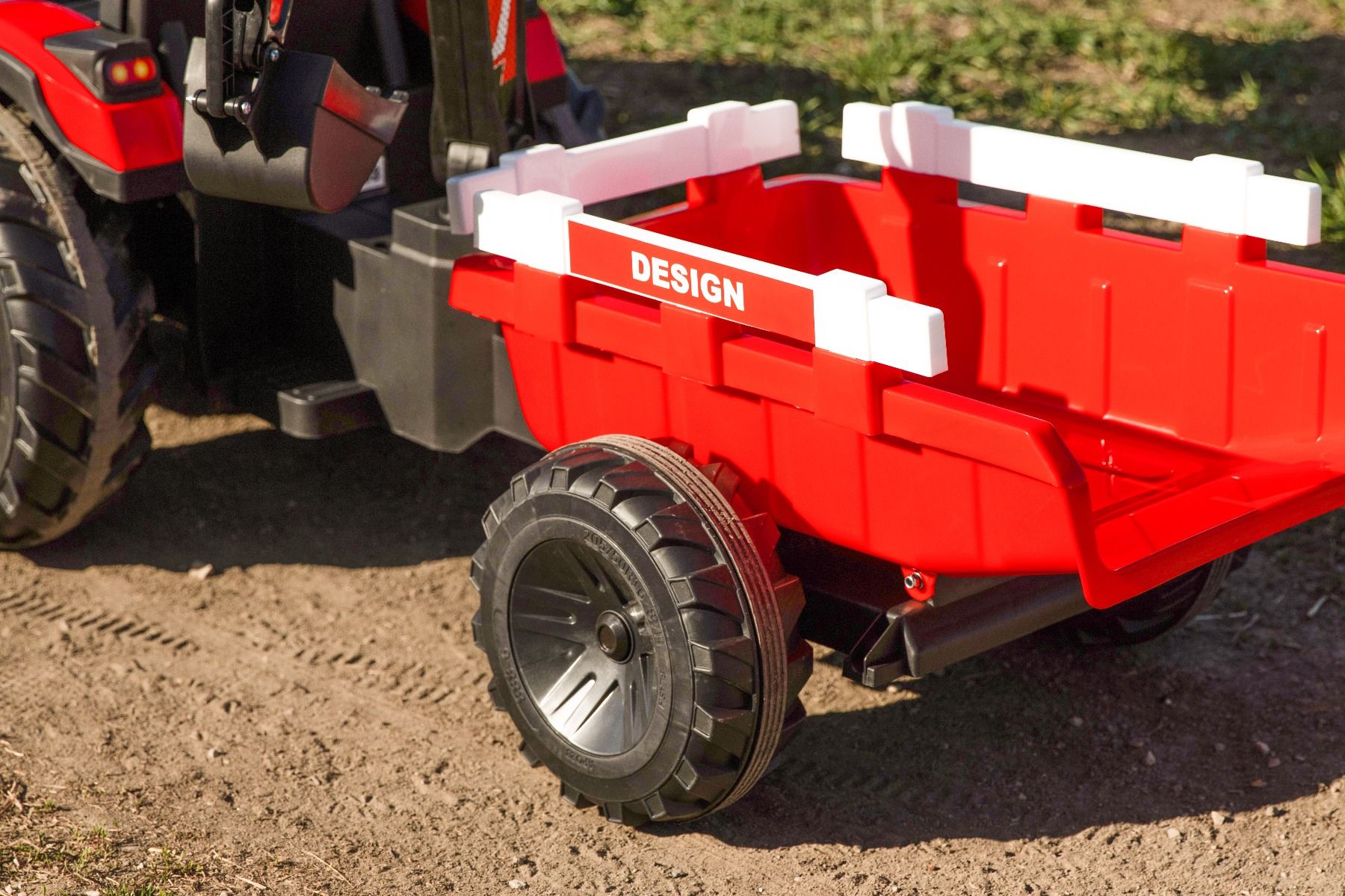 Elektrischer Traktor TOP-WORKER 12V mit Front-/Hecklader und Anhänger, Einsitzer, rot, 2,4-GHz-Fernbedienung, weicher PU-Sitz, MP3-Player mit USB-Eingang, Hinterradantrieb, 2 x 45W Motor, EVA-Räder, 12V / 10Ah Akku