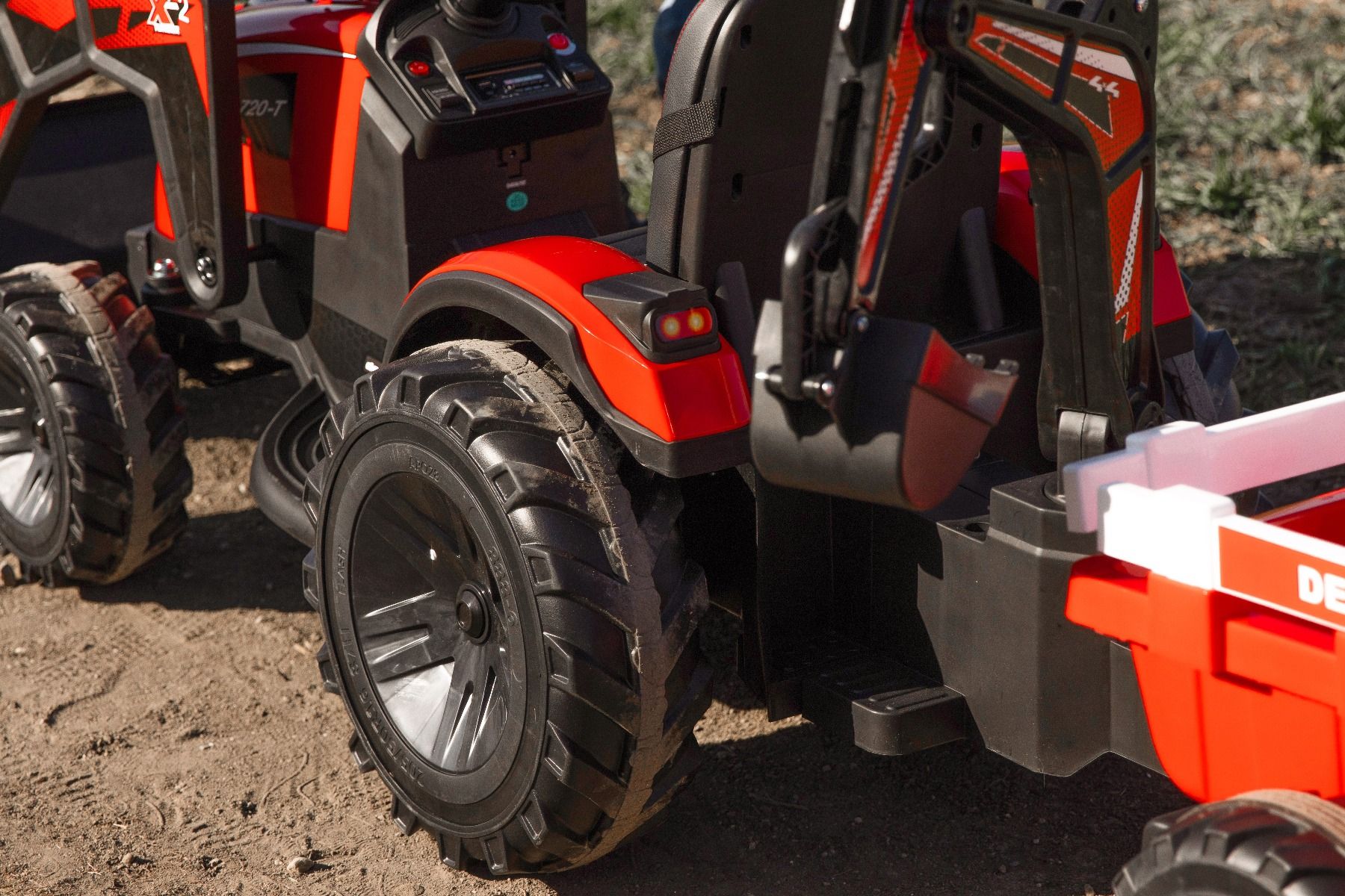 Elektrischer Traktor TOP-WORKER 12V mit Front-/Hecklader und Anhänger, Einsitzer, rot, 2,4-GHz-Fernbedienung, weicher PU-Sitz, MP3-Player mit USB-Eingang, Hinterradantrieb, 2 x 45W Motor, EVA-Räder, 12V / 10Ah Akku