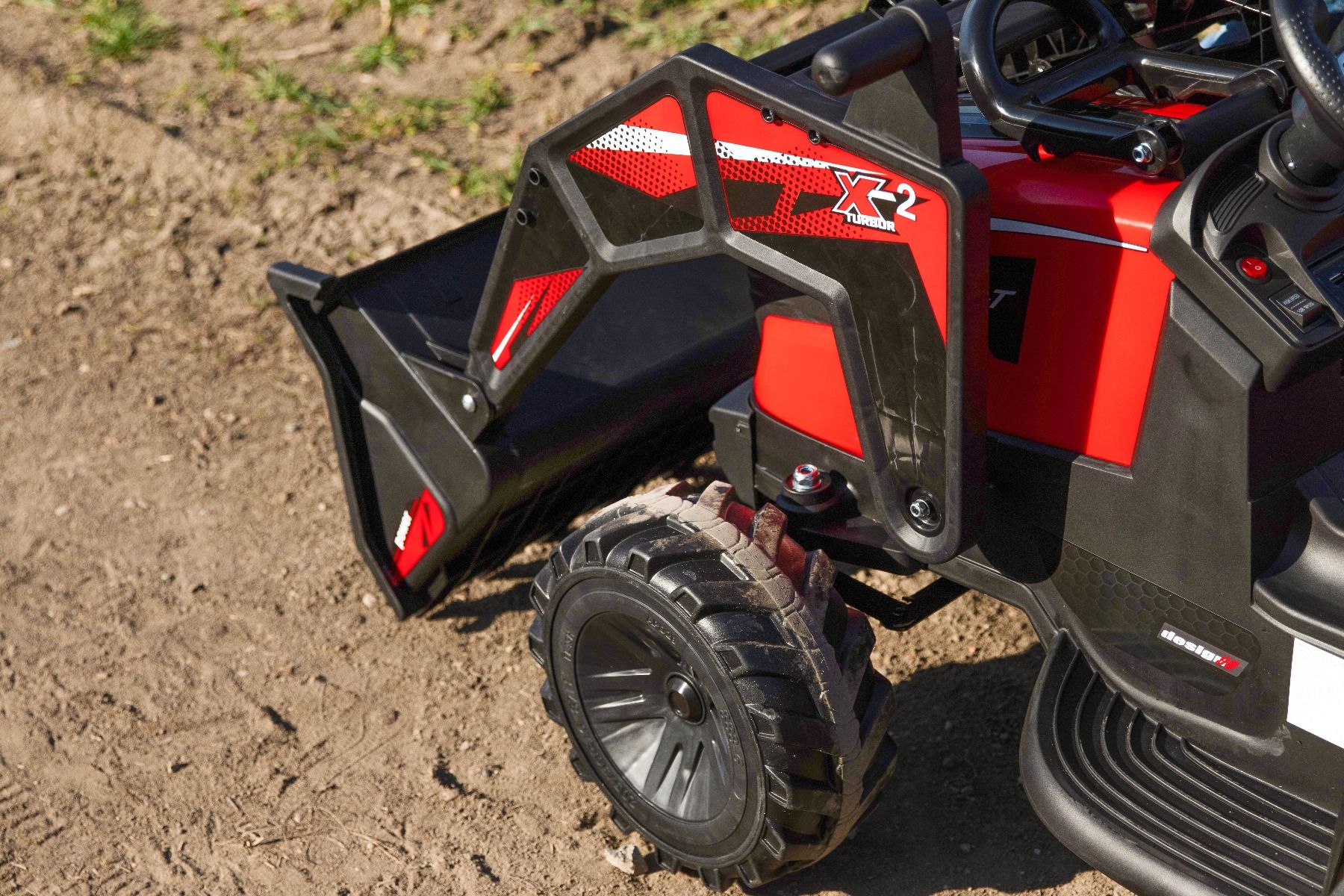 Elektrischer Traktor TOP-WORKER 12V mit Front-/Hecklader und Anhänger, Einsitzer, rot, 2,4-GHz-Fernbedienung, weicher PU-Sitz, MP3-Player mit USB-Eingang, Hinterradantrieb, 2 x 45W Motor, EVA-Räder, 12V / 10Ah Akku