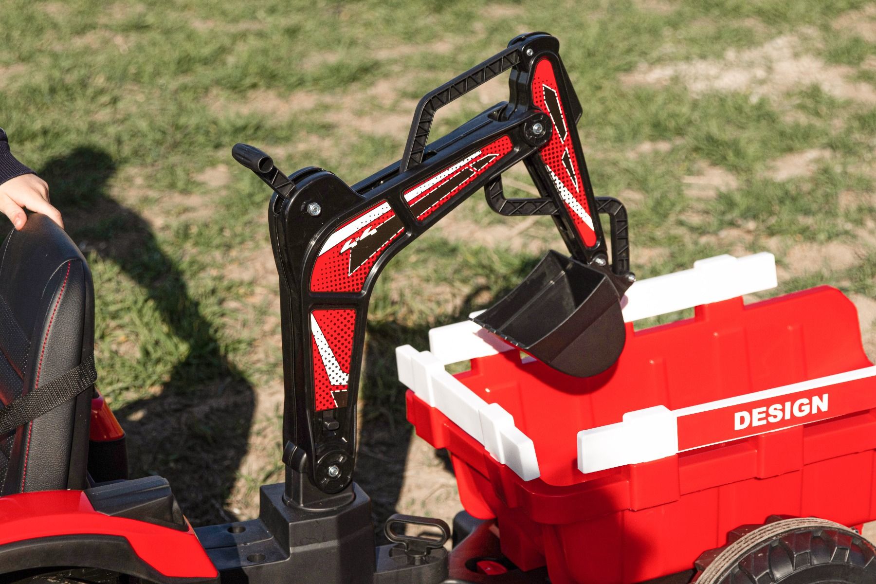 Elektrischer Traktor TOP-WORKER 12V mit Front-/Hecklader und Anhänger, Einsitzer, rot, 2,4-GHz-Fernbedienung, weicher PU-Sitz, MP3-Player mit USB-Eingang, Hinterradantrieb, 2 x 45W Motor, EVA-Räder, 12V / 10Ah Akku