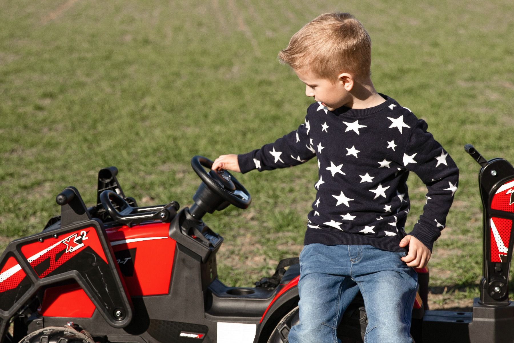 Elektrischer Traktor TOP-WORKER 12V mit Front-/Hecklader und Anhänger, Einsitzer, rot, 2,4-GHz-Fernbedienung, weicher PU-Sitz, MP3-Player mit USB-Eingang, Hinterradantrieb, 2 x 45W Motor, EVA-Räder, 12V / 10Ah Akku