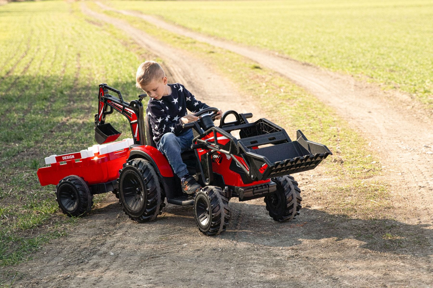 Elektrischer Traktor TOP-WORKER 12V mit Front-/Hecklader und Anhänger, Einsitzer, rot, 2,4-GHz-Fernbedienung, weicher PU-Sitz, MP3-Player mit USB-Eingang, Hinterradantrieb, 2 x 45W Motor, EVA-Räder, 12V / 10Ah Akku