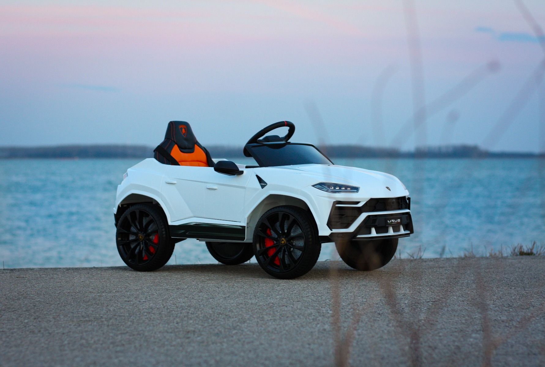 Kinder elektroauto 12V Lamborghini URUS, weiß, original lizenziert, 2x Motor, 12V Batterie, Elektroauto für kinder mit 2,4-GHz-Fernbedienung, weiche EVA-Räder, Federung, Elektrofahrzeug kinder ab 3 bis 6 jahre