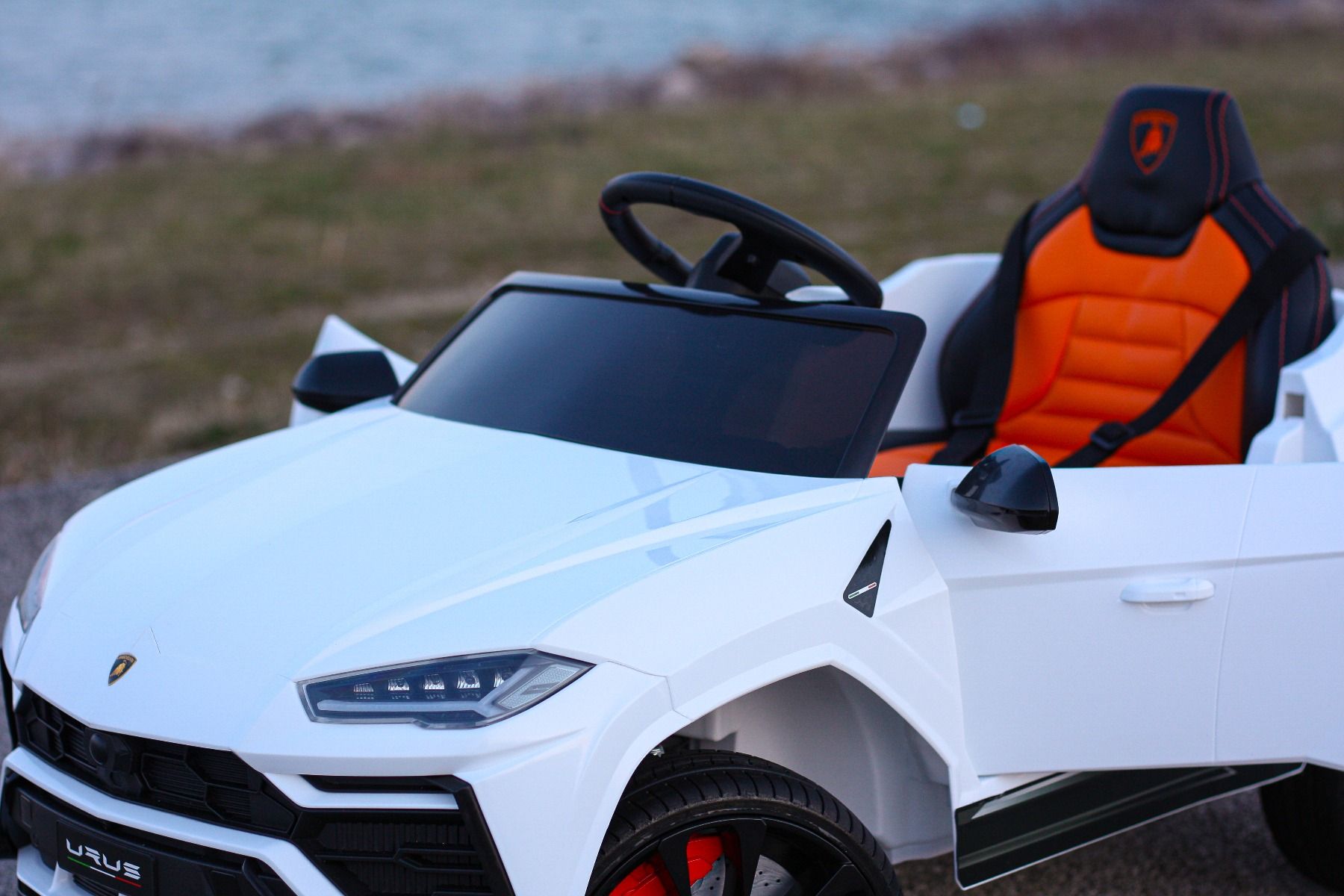 Kinder elektroauto 12V Lamborghini URUS, weiß, original lizenziert, 2x Motor, 12V Batterie, Elektroauto für kinder mit 2,4-GHz-Fernbedienung, weiche EVA-Räder, Federung, Elektrofahrzeug kinder ab 3 bis 6 jahre