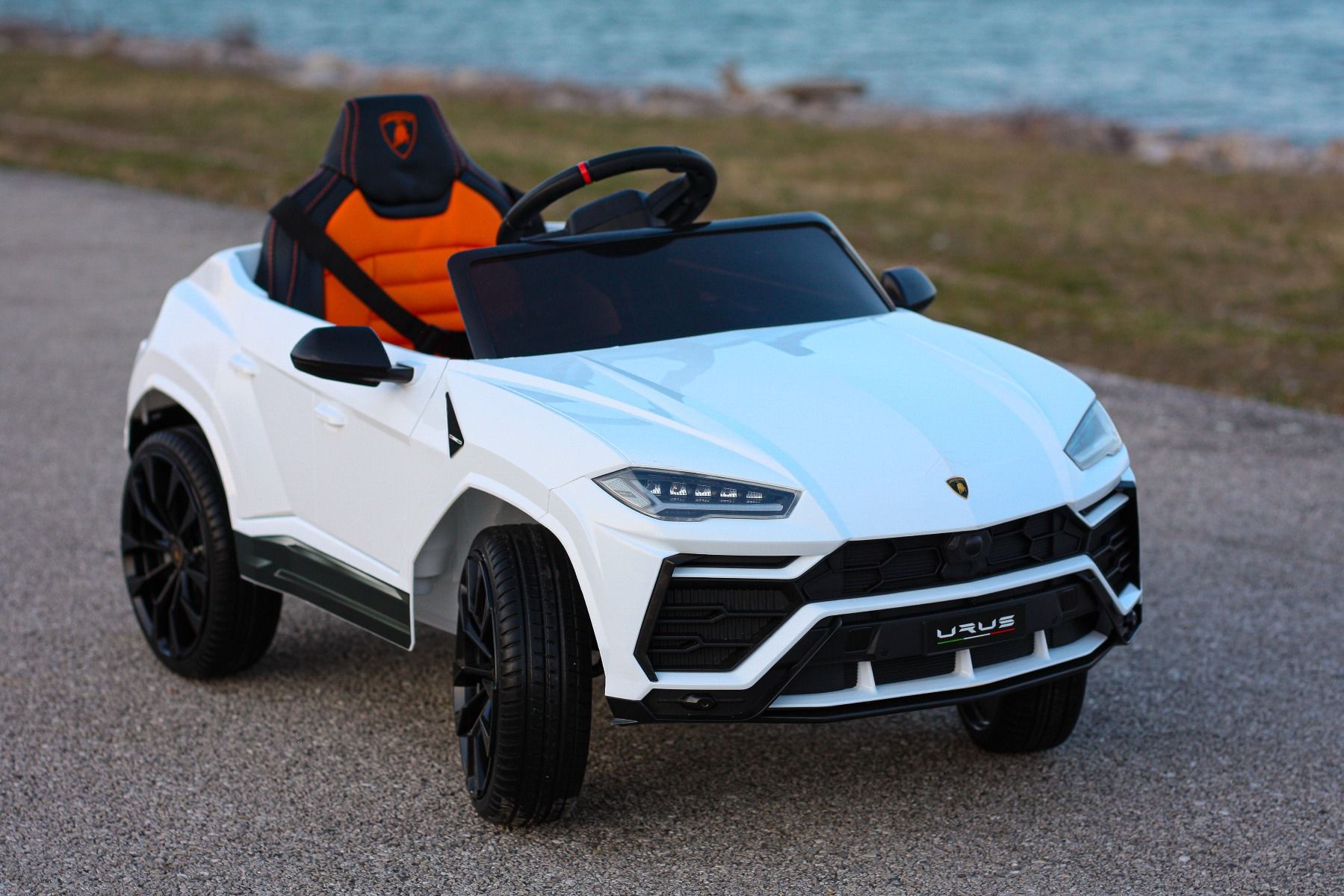 Kinder elektroauto 12V Lamborghini URUS, weiß, original lizenziert, 2x Motor, 12V Batterie, Elektroauto für kinder mit 2,4-GHz-Fernbedienung, weiche EVA-Räder, Federung, Elektrofahrzeug kinder ab 3 bis 6 jahre